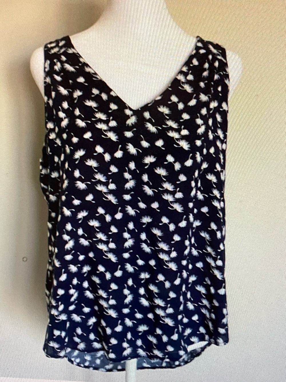 Old Navy Navy & White Floral V-Neck Sleeveless Blouse